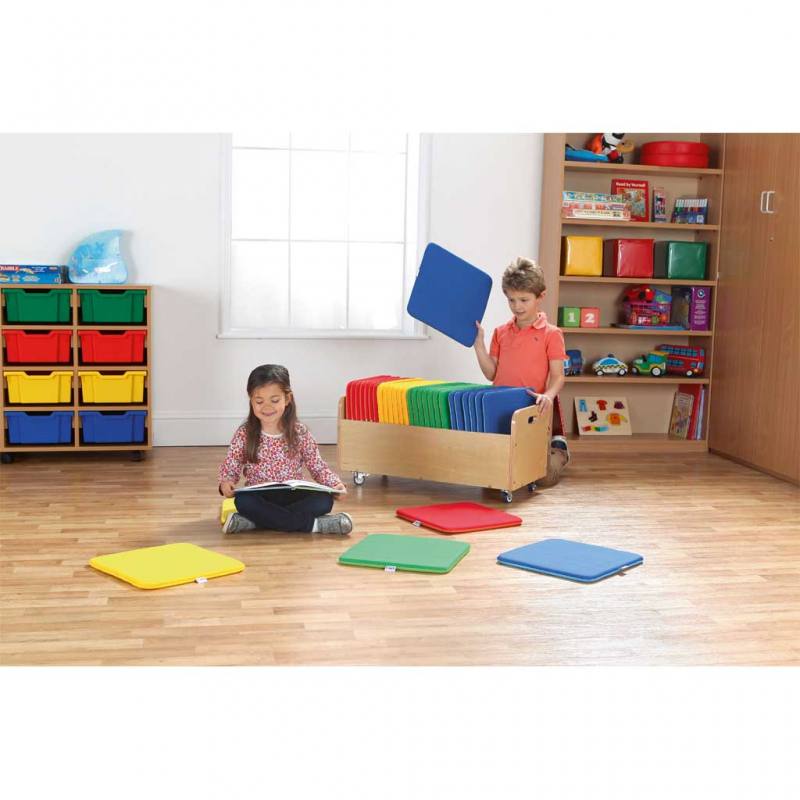 Kissenwagen mit bunten Sitzkissen