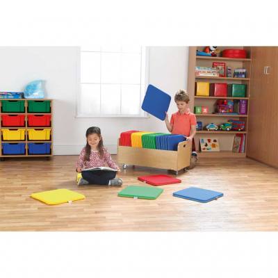 Kissenwagen mit bunten Sitzkissen