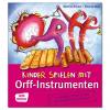 Kinder spielen mit Orff-Instrumenten